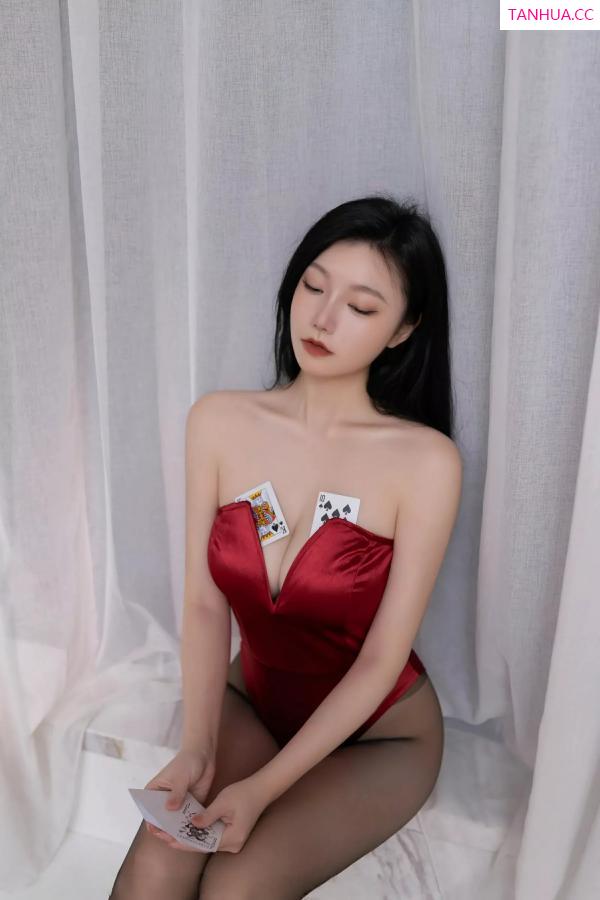 安然Maleah  [XiuRen]高清写真图 2025.07.08 No.10524 安然anran 红色兔子装第19张图片